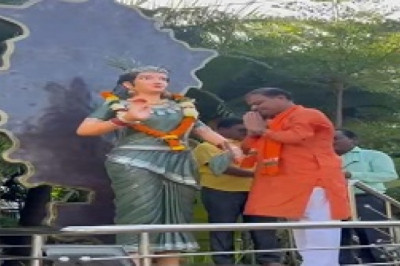 महापौर ने छत्तीसगढ़ महतारी की प्रतिमा में माल्यार्पण कर नगर वासियो को राज्योत्सव की दी शुभकामनाए...