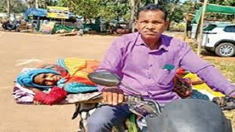 कैंसर पीड़ित पत्नी को बाइक पर लेकर भटक रहा पति...