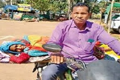कैंसर पीड़ित पत्नी को बाइक पर लेकर भटक रहा पति...