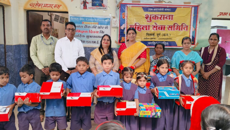 शुकराना महिला सेवा समिति के द्वारा स्लम एरिया में स्थित स्कूल शासकीय प्राथमिक शाला, शर्मा कॉलोनी विवेकानंद नगर कैंप- 2 के बच्चों में जूता एवं मोजे का वितरण किया गया...