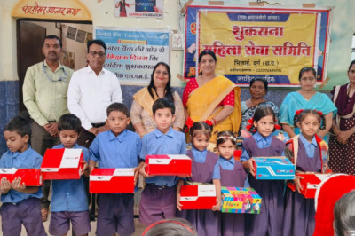 शुकराना महिला सेवा समिति के द्वारा स्लम एरिया में स्थित स्कूल शासकीय प्राथमिक शाला, शर्मा कॉलोनी विवेकानंद नगर कैंप- 2 के बच्चों में जूता एवं मोजे का वितरण किया गया...