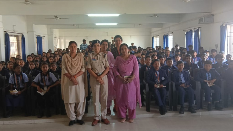 रक्षा टीम द्वारा बाल सुरक्षा सप्ताह के तहत जागरूकता कार्यक्रम हेतु सन पब्लिक स्कूल चंदखुरी एवं मैत्री बाग रिसाली पहुंची...