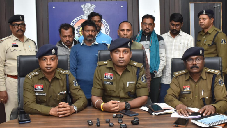 दुर्ग जिले के विभिन्न थानों में दर्ज भुइयाँ पोर्टल में छेड़छाड़ करने के मामले में विधि से संघर्षरत बालक सहित 06 आरोपी गिरफ्तार....