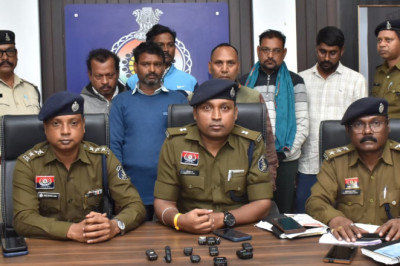 दुर्ग जिले के विभिन्न थानों में दर्ज भुइयाँ पोर्टल में छेड़छाड़ करने के मामले में विधि से संघर्षरत बालक सहित 06 आरोपी गिरफ्तार....