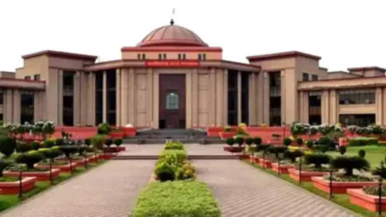 छत्तीसगढ़ हाईकोर्ट ने 10 साल की सर्विस के बाद क्रमोन्नति (ग्रेडेशन) की मांग करने वाले 1,188 टीचरों की पिटीशन खारिज कर दी है।
