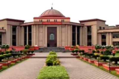छत्तीसगढ़ हाईकोर्ट ने 10 साल की सर्विस के बाद क्रमोन्नति (ग्रेडेशन) की मांग करने वाले 1,188 टीचरों की पिटीशन खारिज कर दी है।