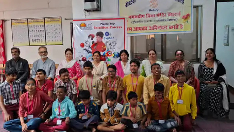 दुर्ग में आर्ट ऑफ लिविंग के कार्यक्रम; तीन दिन में रंग पहचानने लगे बच्चे
