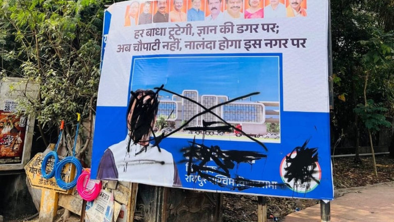 युवा कांग्रेस ने पूर्व मंत्री और भाजपा विधायक राजेश मूणत के पोस्टर पर कालिख पोती।