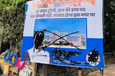 युवा कांग्रेस ने पूर्व मंत्री और भाजपा विधायक राजेश मूणत के पोस्टर पर कालिख पोती।