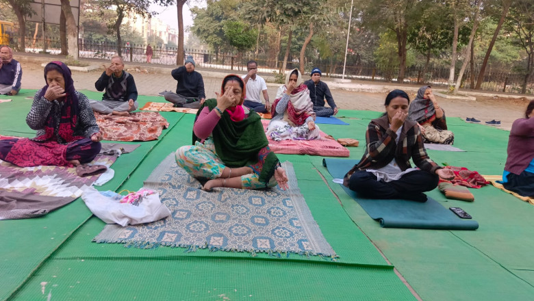 निःशुल्क योग एवं स्वास्थ्य शिविर का लाभ ले रहे तालपुरीवासी....