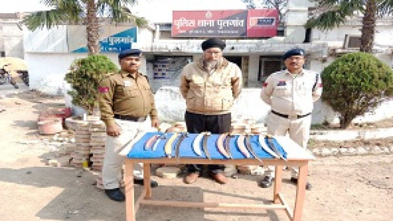 बिना लाइसेंस धारदार हथियार  बेचने का कार्य कर रहा था आरोपी...