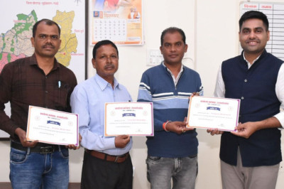 कलेक्टर ने रकबा समर्पण में उत्कृष्ट कार्य के लिए समिति प्रबंधकों को किया सम्मानित...