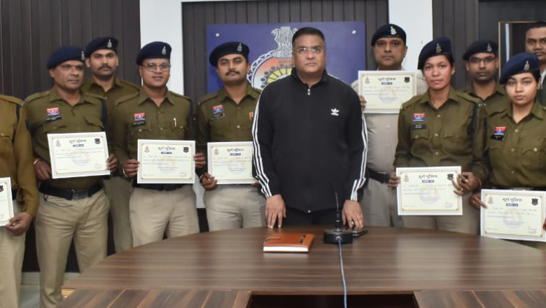 वरिष्ठ पुलिस अधीक्षक द्वारा कार्यरत सीसीटीएनएस/साइबर ऑपरेटर्स को किया गया पुरस्कृत...