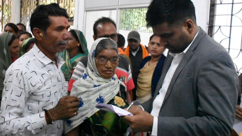 शासन की विभिन्न योजनाओं के तहत जिले तथा शहर के विकास के लिए सभी अधिकारी प्रतिबद्धतापूर्वक करें कार्य : कलेक्टर