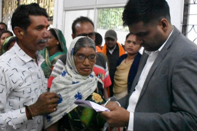 शासन की विभिन्न योजनाओं के तहत जिले तथा शहर के विकास के लिए सभी अधिकारी प्रतिबद्धतापूर्वक करें कार्य : कलेक्टर
