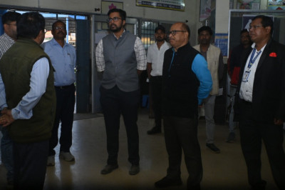 कलेक्टर बी. एस. उईके एवं जिला पंचायत के सीईओ प्रखर चंद्राकर ने किया सामुदायिक  स्वास्थ्य केन्द्र मैनपुर का औचक निरीक्षण...