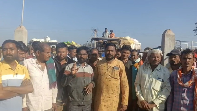 धान खरीदी में अनियमितता और टोकन की समस्या को लेकर किसानों का आक्रोश; सेवा सहकारी समिति में जड़ा ताला, चक्का जाम की चेतावनी