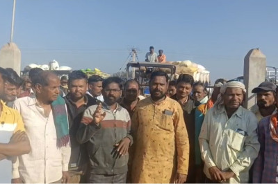 धान खरीदी में अनियमितता और टोकन की समस्या को लेकर किसानों का आक्रोश; सेवा सहकारी समिति में जड़ा ताला, चक्का जाम की चेतावनी