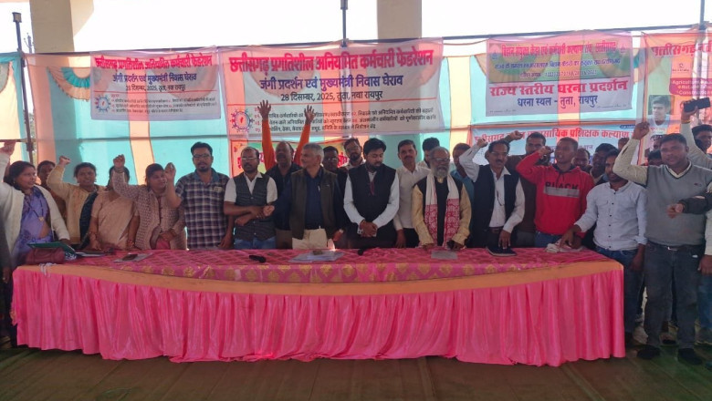 अनियमित कर्मचारी जंगी प्रदर्शन कर मुख्यमंत्री के नाम ज्ञापन सौपा....