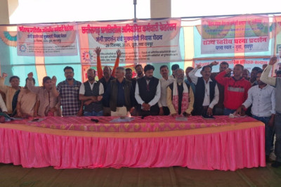 अनियमित कर्मचारी जंगी प्रदर्शन कर मुख्यमंत्री के नाम ज्ञापन सौपा....