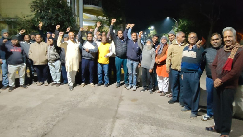 तालपुरी बी-ब्लॉक में खुली जमीन पर प्रस्तावित सघन आवासीय परियोजना के विरोध में कॉलोनीवासियों का जोरदार प्रदर्शन....