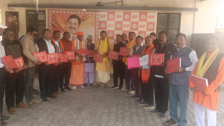 दुर्ग लोकसभा सांसद माननीय  विजय बघेल के सेक्टर–5 भिलाई स्थित निवास में छत्तीसगढ़ मेहर समाज के गौरव, प्रसिद्ध लेखक एवं चिंतक डॉ. बलराम मिर्जा द्वारा लिखित प्रेरणादायी पुस्तक “अनमोल वचन” का गरिमामय विमोचन संपन्न हुआ...