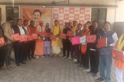 दुर्ग लोकसभा सांसद माननीय  विजय बघेल के सेक्टर–5 भिलाई स्थित निवास में छत्तीसगढ़ मेहर समाज के गौरव, प्रसिद्ध लेखक एवं चिंतक डॉ. बलराम मिर्जा द्वारा लिखित प्रेरणादायी पुस्तक “अनमोल वचन” का गरिमामय विमोचन संपन्न हुआ...