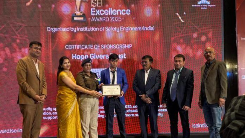 रायपुर में आयोजित कार्यक्रम में यातायात पुलिस दुर्ग को यातायात क्षेत्र में उत्कृष्ट कार्य हेतु सम्मानित किया गया...