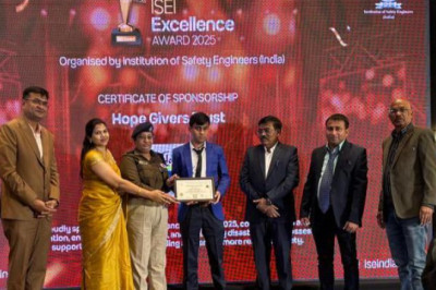 रायपुर में आयोजित कार्यक्रम में यातायात पुलिस दुर्ग को यातायात क्षेत्र में उत्कृष्ट कार्य हेतु सम्मानित किया गया...