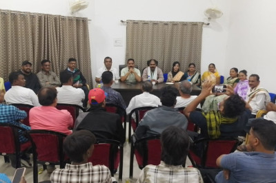 डोंगरगढ़ शहर के द्वारा एक बैठक आयोजित की गई जिसमें निवर्तमान ब्लॉक कांग्रेस कमेटी के अध्यक्ष विजय राज सिंह से मिलने सभी कांग्रेस कार्यकर्ता पहुंचे....
