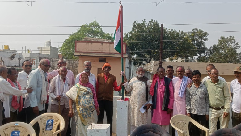 छ.मु.मों कार्यालय में ध्वजारोहण निगम के कर्मचारियों की नियमितिकरण की मांग...