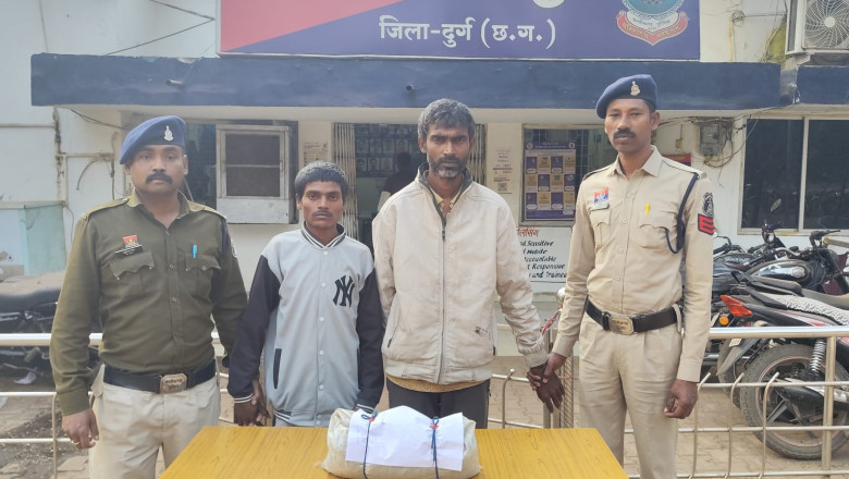 मादक पदार्थ गांजा तस्करी करते 02 आरोपी गिरफ्तार ▪️ तिरंगा चौक, छावनी के पास गांजा बिक्री करते पकड़े गए आरोपी ▪️ 01 किलो 530 ग्राम गांजा जप्त ▪️ नशे के विरुद्ध दुर्ग पुलिस की प्रभावी कार्यवाही