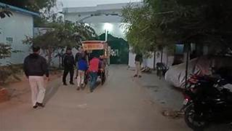 "संवेदनहीन व्यवस्था : एम्बुलेंस नहीं मिली तो ठेले पर लादकर बुजुर्ग महिला को जिला अस्पताल लाये लोग "|