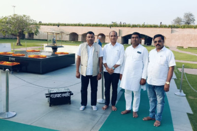 राजघाट पहुँचे जिलाध्यक्ष विपिन यादव, महात्मा गांधी को दी श्रद्धांजलि...