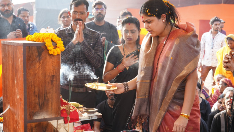 संत समागम परिसर के मां भैरवी धाम पंडाल में संपन्न हुआ गुरु पूजन, देशभर से पहुंचे शिष्य...