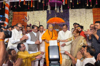 मुख्यमंत्री विष्णुदेव साय ने महामंडलेश्वर स्वामी कैलाशानंद गिरी का लिया आशीर्वाद, आध्यात्म समेत कई विषयों पर की चर्चा