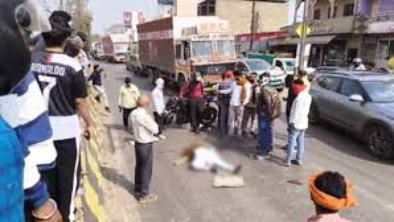 अंतिम संस्कार से लौट रहे थे घर,ट्रक की चपेट में आने से मां-बेटी की मौत...