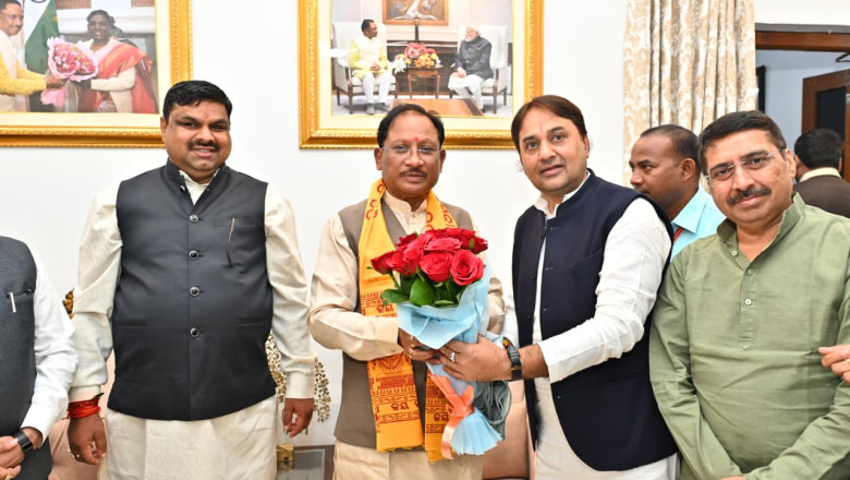 छत्तीसगढ़ पर्यटन मंडल के अध्यक्ष नीलू शर्मा ने आज प्रदेश के यशस्वी  मुख्यमंत्री अदारणीय विष्णुदेव साय से भेंटकर उन्हें जन्मदिन की हार्दिक शुभकामनाएँ दीं...