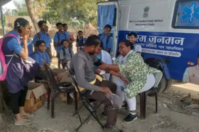 छत्तीसगढ़ के दुर्गम इलाकों में मोबाइल मेडिकल यूनिट से इलाज:दूरस्थ गांवों में डॉक्टरों की टीम पहुंची, 40 हजार से ज्यादा मरीजों का किया इलाज