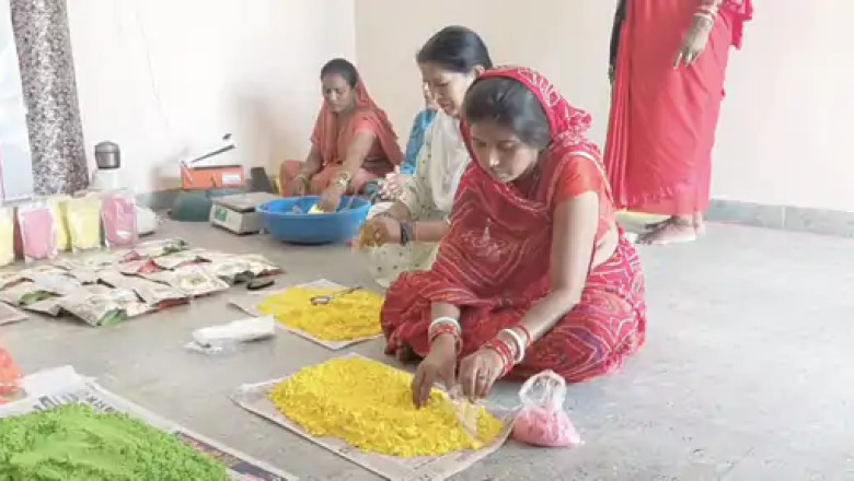 सूखे फूलों को पीसकर तैयार कर रहीं रंग, पालक और हल्दी-चंदन से बन रहा देसी गुलाल