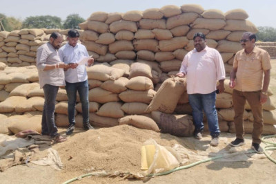 खरीदी केंद्र में रखी धान की बोरियों में डाला जा रहा था पानी, किसानों की शिकायत पर जांच के लिए पहुंची प्रशासन की टीम