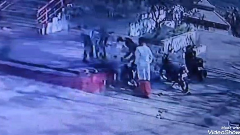 नशे में धुत युवकों ने पुजारी और सेवादारों से की मारपीट, घटना CCTV में कैद