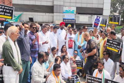 गैस सिलेंडर के दामों में बढ़ोतरी का विरोध : कांग्रेस ने किया प्रदर्शन, चूल्हे पर खाना बनाकर केंद्र सरकार के खिलाफ की नारेबाजी