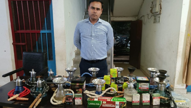 होटल में चल रहा था अवैध हुक्का बार, पुलिस ने मारी रेड, भारी मात्रा में फ्लेवरयुक्त तंबाकू और हुक्का-चिलम बरामद, मैनेजर गिरफ्तार