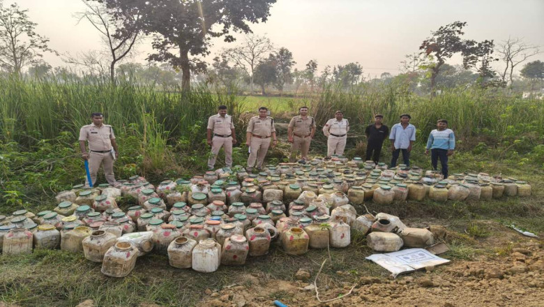 अवैध शराब निर्माण का भंडाफोड़, पुलिस ने झाड़ियों और लंबी घास में छुपाकर रखे 6000 किलो महुआ लाहन किया बरामद