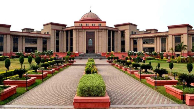 छात्रों से रंगाई-पुताई कराने का मामला: प्राचार्य को हटाने की जानकारी, आरटीई सीट घटने पर सचिव से हलफनामा तलब