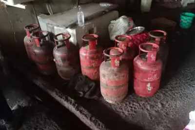 रायपुर में खाद्य विभाग की बड़ी कार्रवाई: होटल में रेड, घरेलू एलपीजी की कालाबाजारी का खुलासा; 350 से अधिक गैस सिलेंडर जब्त