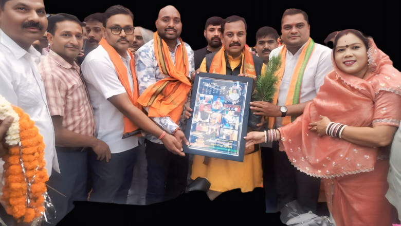 आज दुर्ग लोकसभा के लोकप्रिय सांसद विजय बघेल जी के जन्मदिन के शुभ अवसर पर भारतीय जनता पार्टी उतई मंडल अध्यक्ष  शीतला ठाकुर जी के नेतृत्व में मिठाई एवं केक काटकर उनके निवास में जन्मदिन मनाया गया ...