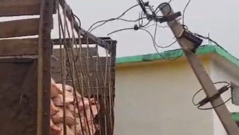 "ट्रक की टक्कर से बिजली खंभा क्षतिग्रस्त: ग्रामीणों का रातभर हंगामा, 5 लाख की खाद बारिश में भीगी"