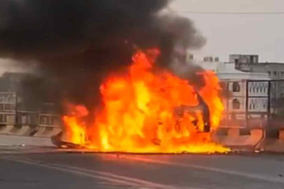 कार में अचानक भड़की आग, ड्राइवर ने कूदकर खुद को बचाया